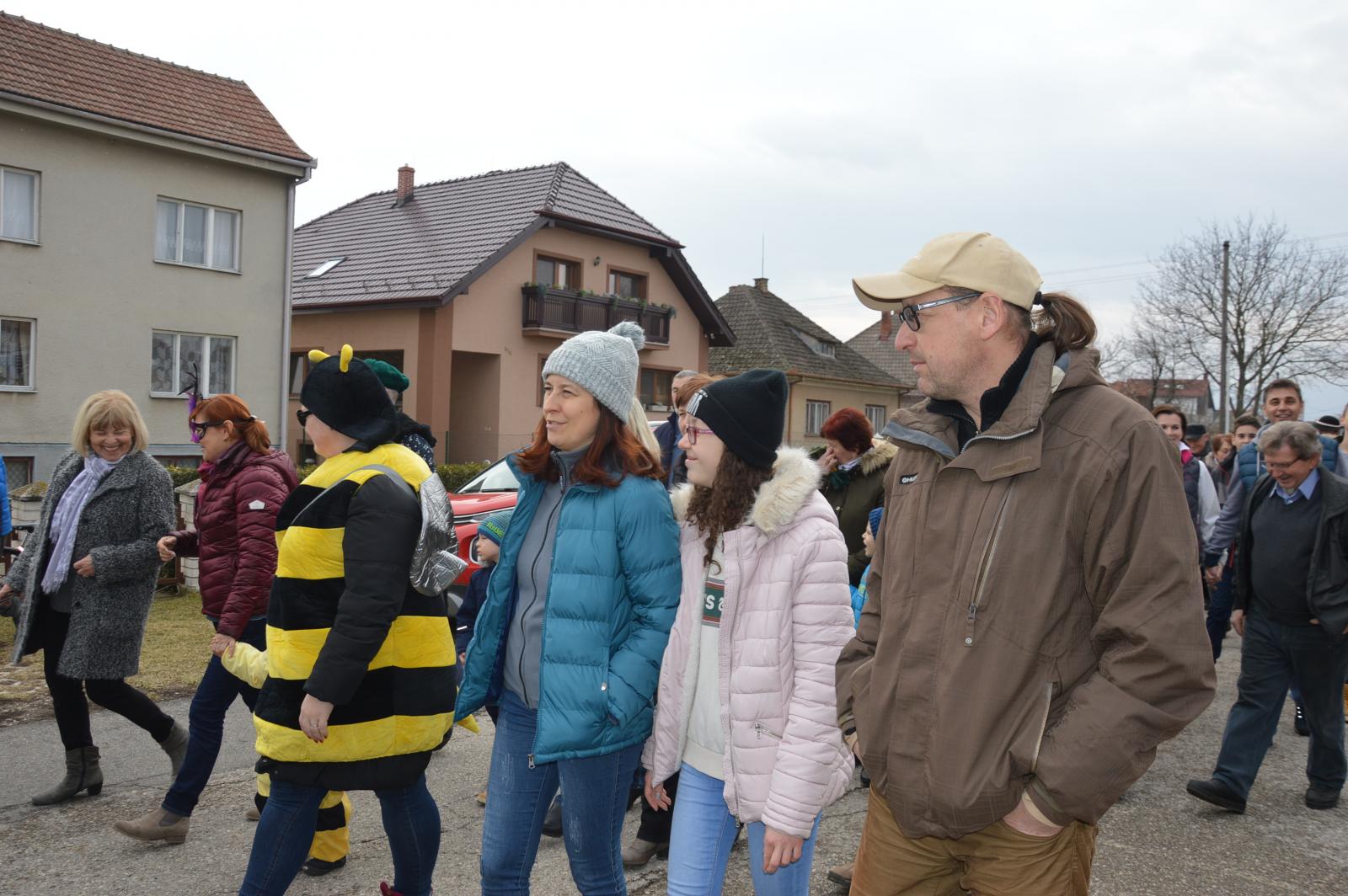 Fotogaléria Fašiangový sprievod a pochovávanie basy v Rakoľuboch 03.03.2019 2 časť (50) Fašiangový sprievod a pochovávanie basy v Rakoľuboch 03.03.2019 2 časť