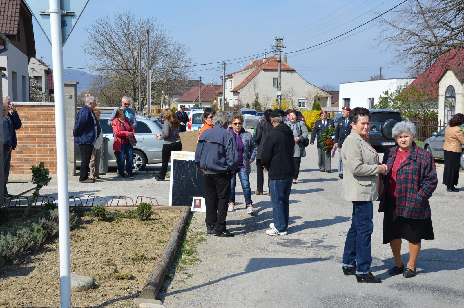 Fotogaléria Kladenie vencov pri Trojkríži v Rakoľuboch 05.04.2019 (30) Kladenie vencov pri Trojkríži v Rakoľuboch 05.04.2019